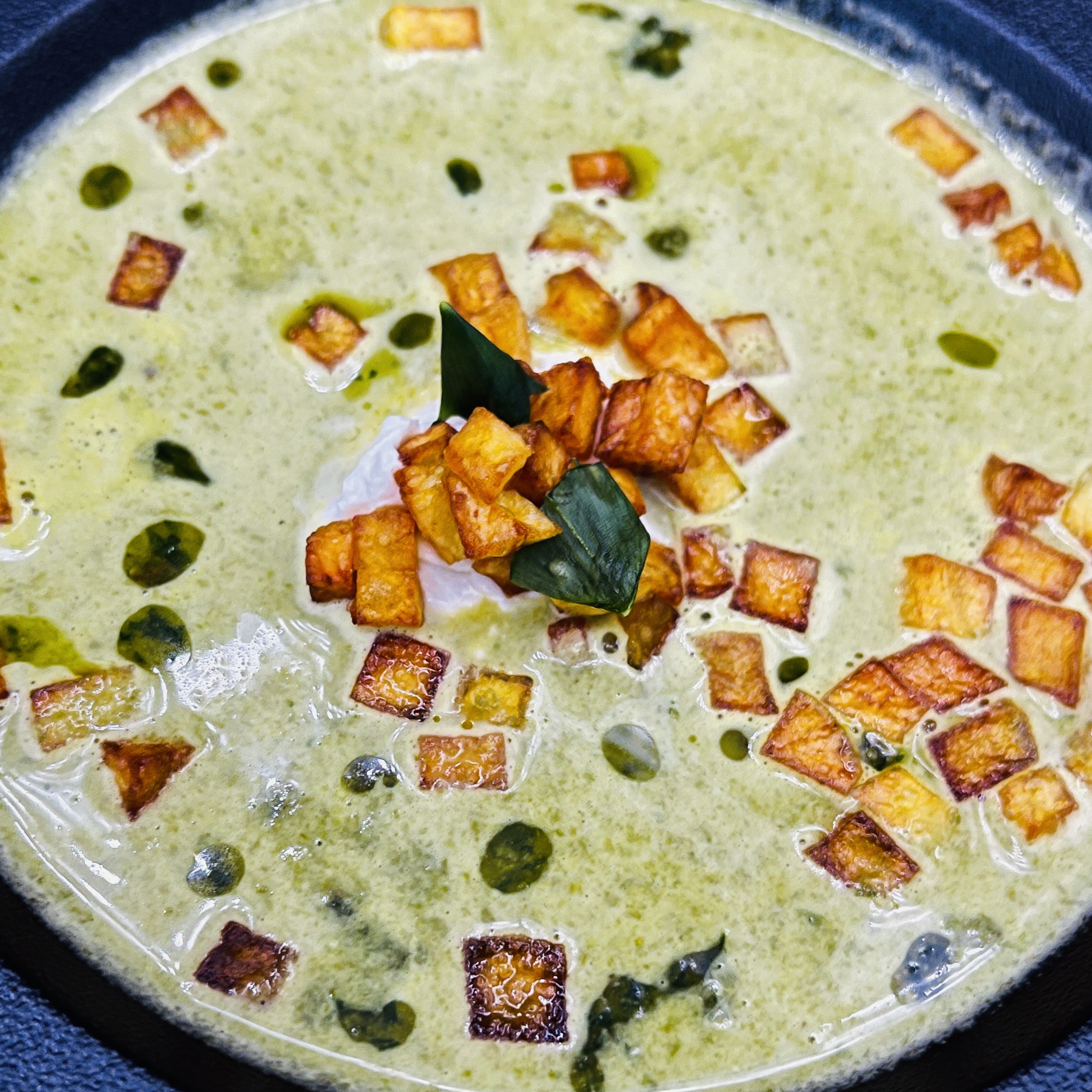 Bärlauch-Suppe mit knusprigen Kartoffelwürfeln