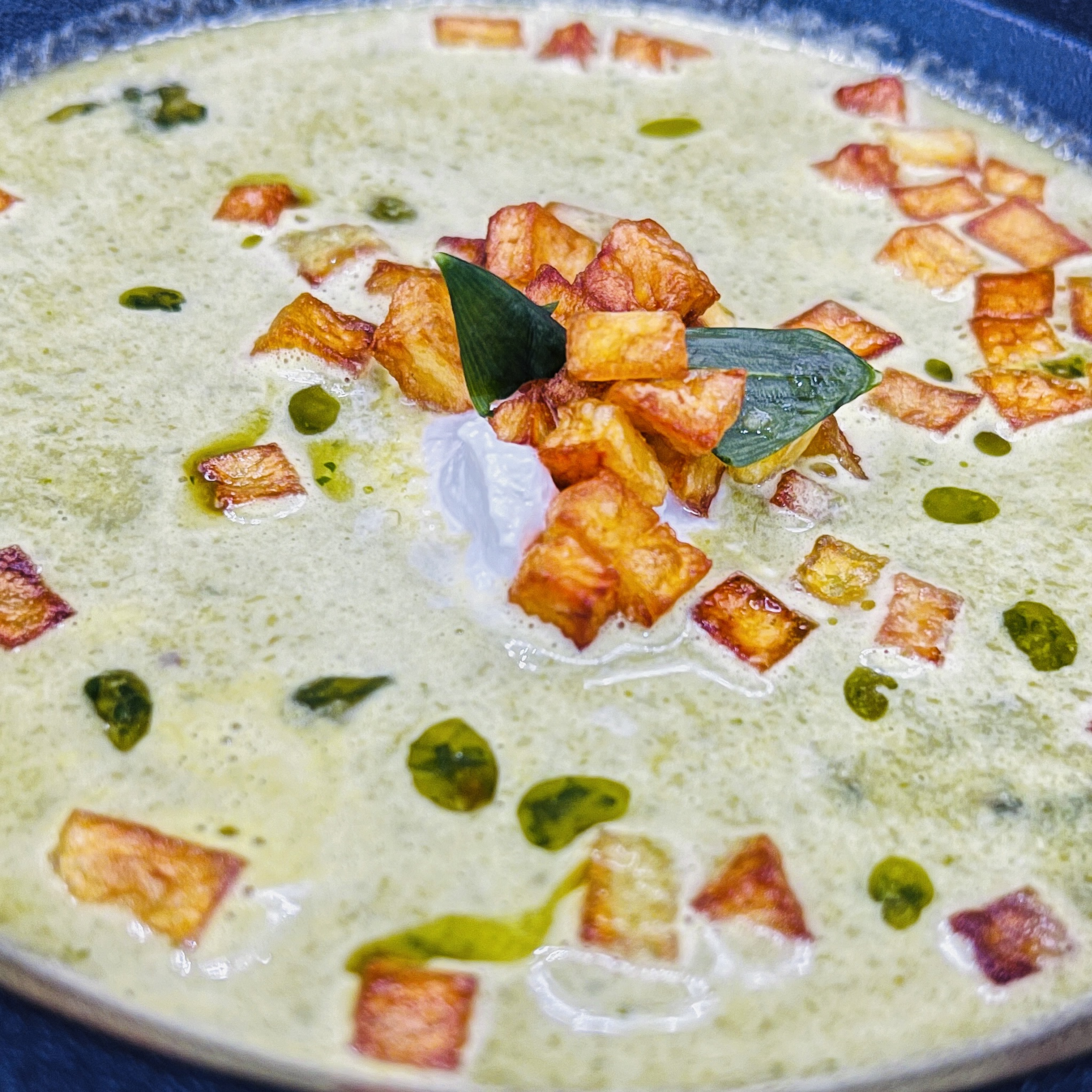 Bärlauch-Suppe mit Crème Fraîche & Bärlauch-Pesto